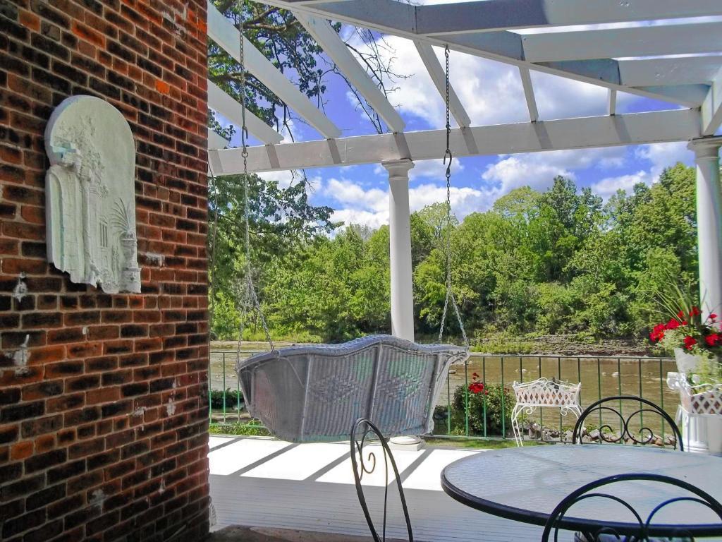 The Rivers Edge Executive Suites Tiffin Exterior photo
